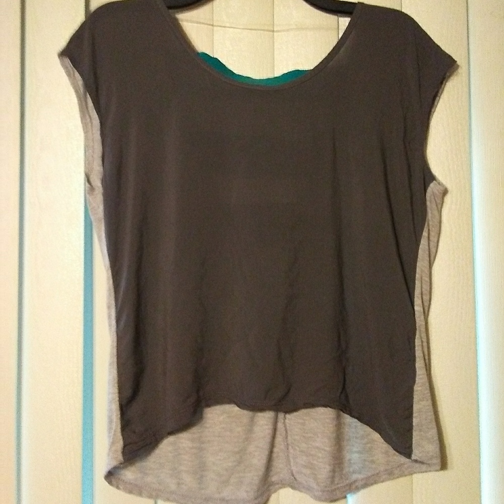 4/$30 👕 Grey & blue top women's size M